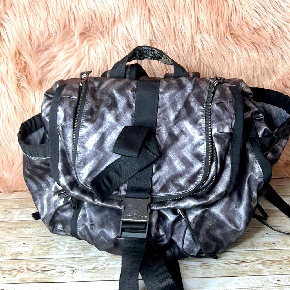 Lululemon
Best Practice Laptop/Yoga Black/Gray Nylon Backpack
16"L x 9"W x 18"H